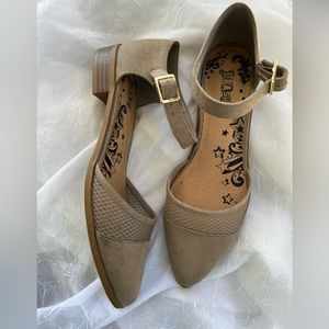 Brash Low Heeled Closed Toe Sandals